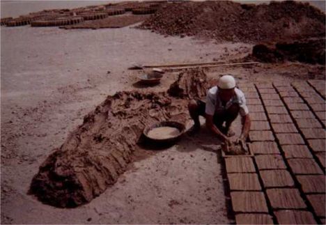 "Khesht Maal" (Brick Artisan) at Naren Rampart's Restoration - Ardakan, Yazd 2001